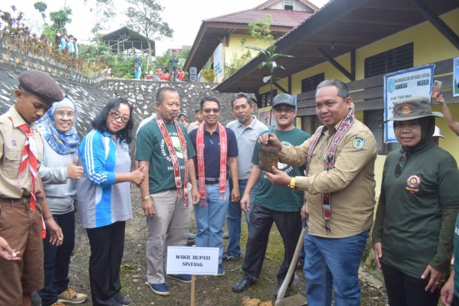 
 Gugah Kesadaran Siswa, Peduli Lingkungan dengan Tanam Pohon