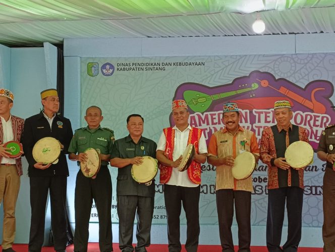 
 Selimin pukul rebana membuka Pameran Temporer Alat Musik Tradisional