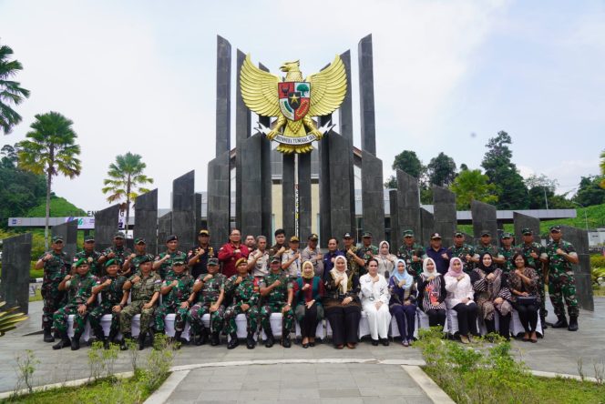 
 Danrem 121/Abw Dampingi Pangdam XII/Tpr Kunjungi Pos Kotis Gabma Entikong