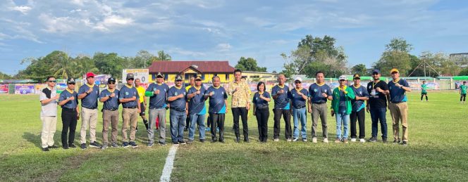 
 Teuku Ryan baju batik kuning saat sesi foto bersama 