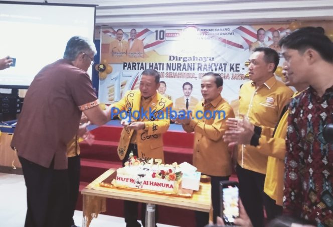 
 Bupati Sintang Jarot Winarno memberikan potongan kue tar kepada Heri Jambri saat HUT Partai Hanura yang ke 17 pada Kamis, (21/12/2023) 