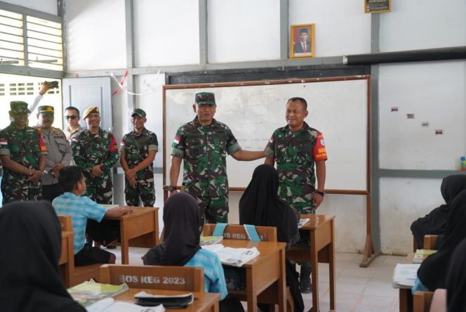 
 Tingkatkan Mutu Pendidikan, Danrem 121/Abw Kunjungi SDN 12 Entikong