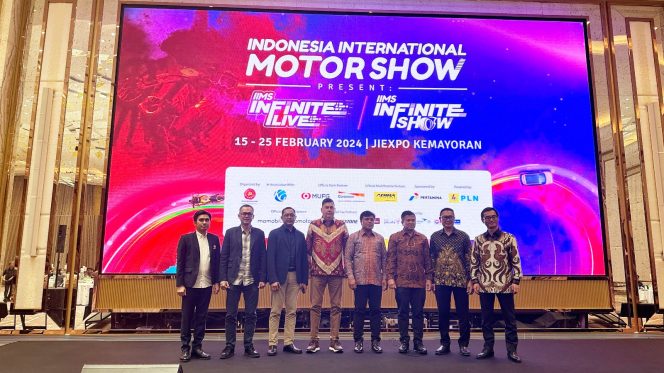 
 Berfoto bersama pada acara Press Conference Indonesia International Motor Show yang digelar Dyandra Promosindo Februari 2024 di Jakarta.Foto: istimewa
