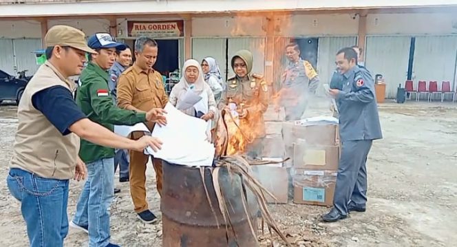 
 Proses pemusnahan surat suara yang rusak oleh KPU Kabupaten Sintang disaksikan semua pihak yang terkait