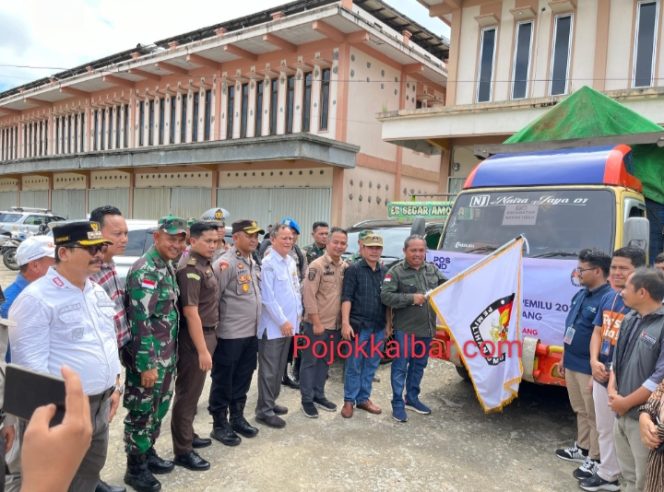 
 Wakil Bupati Sintang Melkianus saat melepas distribusi logistik Pemilu