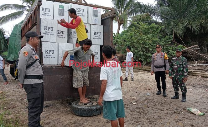 
 Proses pendistribusian logistik pemilu oleh KPU Sintang dengan pengawasan ketat oleh aparat setempat