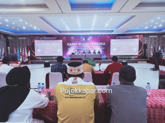 
 Ketua KPU Kabupaten Sintang Edy Susanto saat membuka rapat Pleno rekapitulasi Surat suara tingkat kabupaten