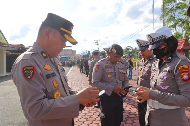 
 Judi Online Marak, Kapolres Sintang Sidak  HP Anggota