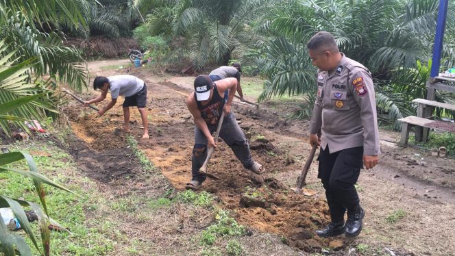 
 Aiptu Yanto Hibahkan Tanah untuk Jalan Masyarakat di Dusun Pedomai