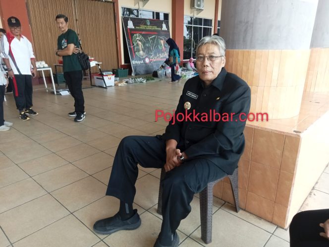 
 Bupati Sintang dr. H. Jarot Winarno saat kunjungi pasar tani yang terletak di indoor apang semangai 