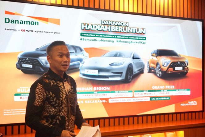 
 Ivan Jaya, Consumer Funding & Wealth Business Head, Bank Danamon Indonesia tengah memaparkan program undian DHB memasuki periode ketiganya,  saat Media Briefing Program DHB dan Test Ride Tesla di Bank Danamon KCP Bogor Juanda. Foto: Dokumentasi Danamon