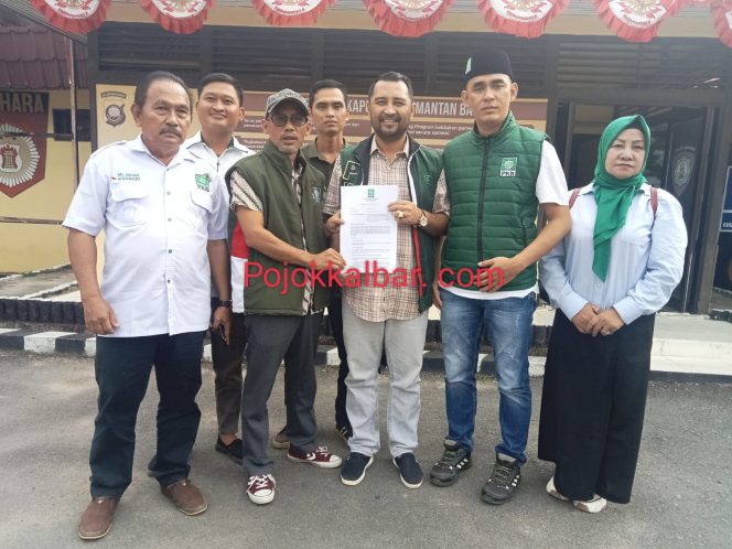 
 Kader DPC PKB Sintang menunjukkan bukti laporan ke mapolres Sintang terhadap Lukman Edy 