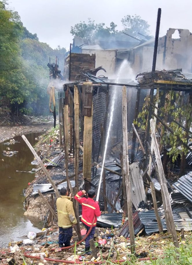 
 32 Pintu Kos dan 6 Motor di Kawasan Pasar Sungai Durian Ludes Terbakar,  diduga Akibat Arus Pendek