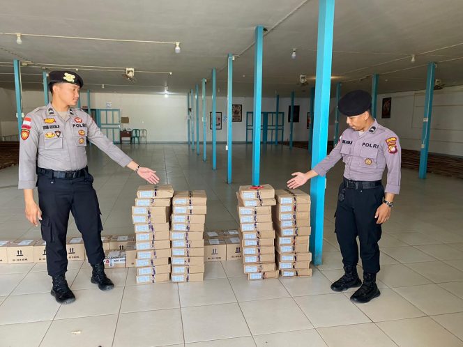 
 Aparat kepolisian melakukan pengamanan saat kedatangan logistik Pilkada di Gudang Logistik KPU Kapuas Hulu, di Putussibau Selatan, Kabupaten Kapuas Hulu, Kalimantan Barat. FOTO: Istimewa.