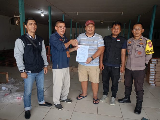 
 Perwakilan KPU Kapuas Hulu didampingi pihak Bawaslu dan personil Polres Kapuas Hulu menerima logistik yang tiba di Gudang KPU Kapuas Hulu. FOTO: Istimewa