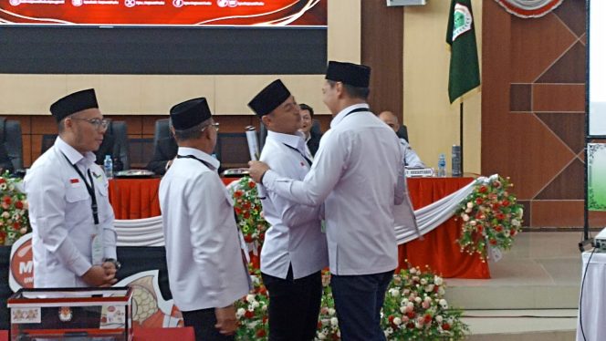 
 Calon Bupati Fransiskus Diaan dan Wahyudi Hidayat berpelukan saat penetapan nomor urut pasangan calon yang diselenggarakan oleh KPU Kapuas Hulu, di Gedung DPRD Kapuas Hulu, Kota Putussibau Provinsi Kalimantan Barat, Senin (23/09/2024). FOTO: Pojokkalbar.com