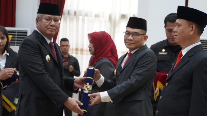 
 Pj Gubernur Kalimantan Barat Harisson mengukuhkan Penjabat Sementara Bupati Kapuas Hulu Ansfridus Juliardi Andjioe, di Kantor Gubernur Kalimantan Barat, Pontianak, Selasa (24/09/2024). FOTO: Istimewa