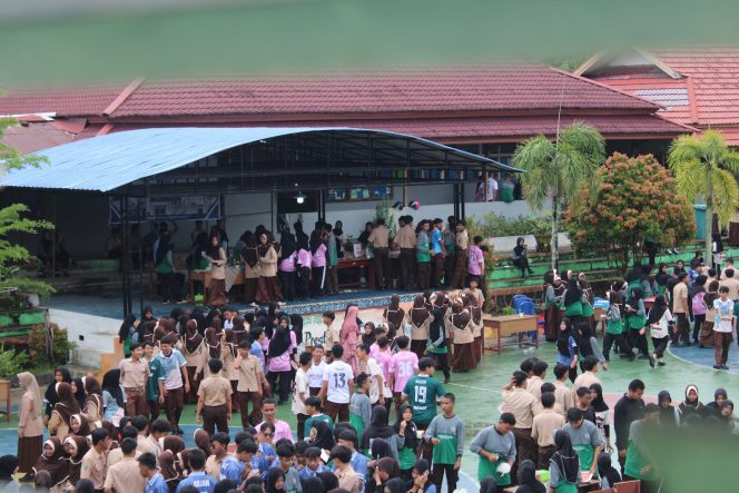 
 Bazar P5RA MAN 1 Sintang Dapat Apresiasi dari Kepala Dinas Dikbud Sintang, Yustinus