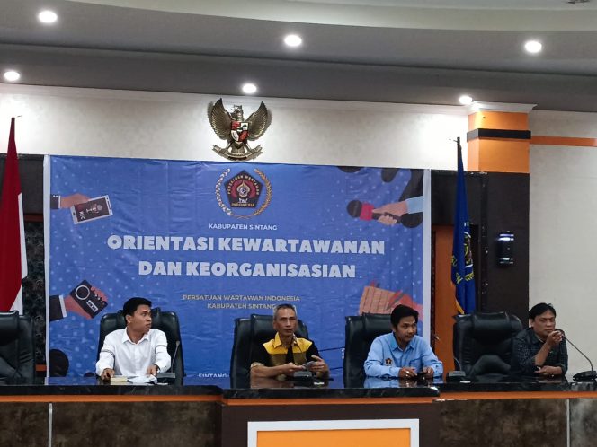 
 Kadis Kominfo Sintang Ajak Wartawan Sukseskan Pilkada Supaya Aman dan Lancar