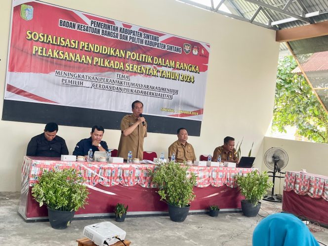 
 Kaban Kesbangpol Sintang Buka Sosialisasi Pendidikan Politik  di Kantor Camat Sintang