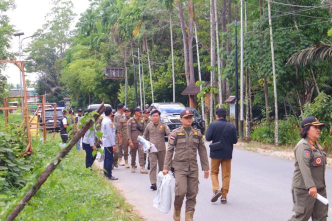 
 Sat Pol PP Kabupaten Sintang Kawal Penertiban APK Paslon oleh Bawaslu