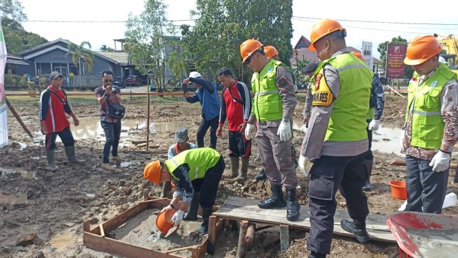 
 Caption: Penjabat Sementara Bupati Kapuas Hulu Ansfridus Juliardi Andjioe meletakkan batu pertama pembangunan ruang terbuka hijau, di Jalan Gajah Mada Kota Putussibau, Kabupaten Kapuas Hulu. FOTO: TT