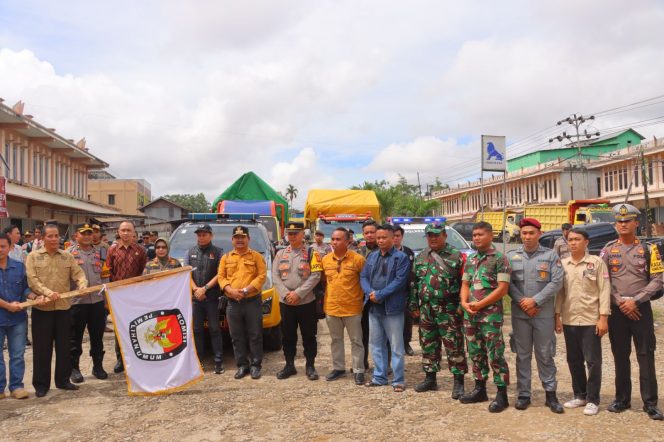 
 Polres Sintang Kawal Pergeseran Logistik Pilkada Serentak Menuju 3 Kecamatan Terjauh