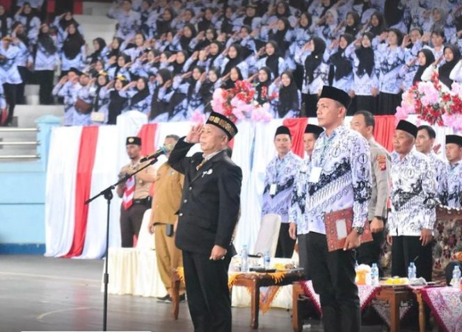 
 Ratusan Guru di Sintang Ikut Apel Akbar Peringatan HUT Ke-79 PGRI dan HGN