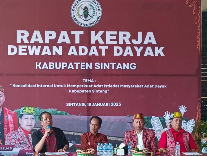 
 Kaban Kesbangpol Sintang Jadi Narasumber Raker DAD Kabupaten Sintang